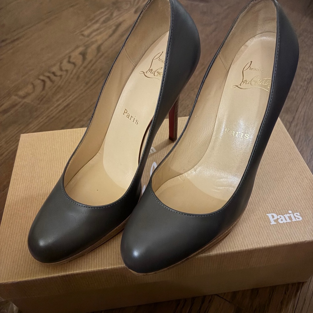 Christian Louboutin simple pump